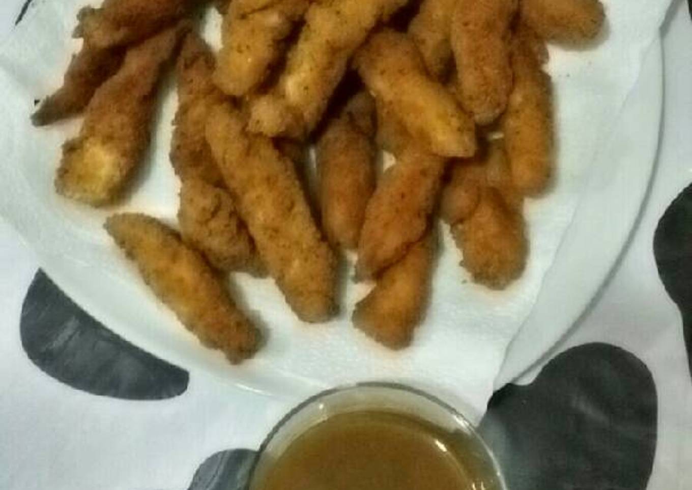 Tiras de pollo rebozadas, con salsa miel y mostaza