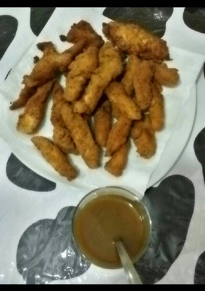 Una foto de Tiras de pollo rebozadas, con salsa miel y mostaza