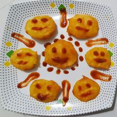 A picture of Potato chips emojis pakode bhajiya.