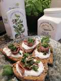 Crostoni di pane multicereali con stracciatella alici e pesto di basilico e pistacchi