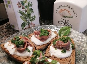 Foto di Crostoni di pane multicereali con stracciatella alici e pesto di basilico e pistacchi