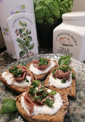 Foto di Crostoni di pane multicereali con stracciatella alici e pesto di basilico e pistacchi