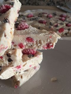 Una foto de Helado de yogurt Griego con frambuesas