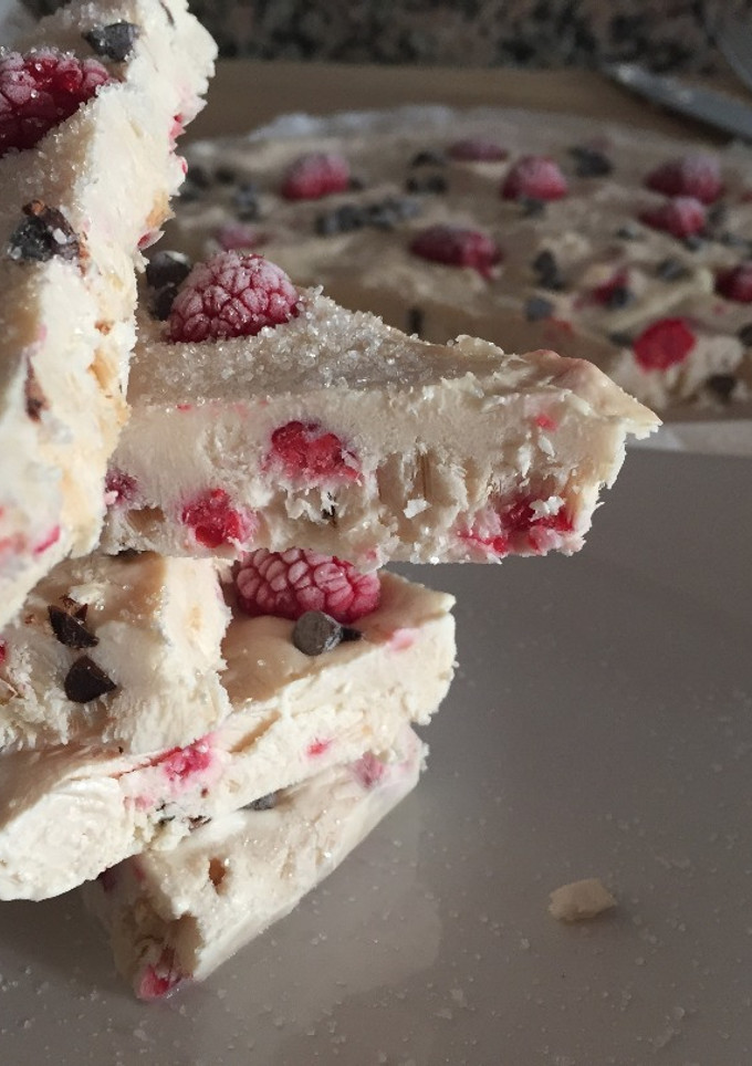 Una foto de Helado de yogurt Griego con frambuesas