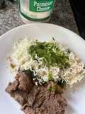 Fideos de Ramen con salsa pesto, acompañante de cualquier carne