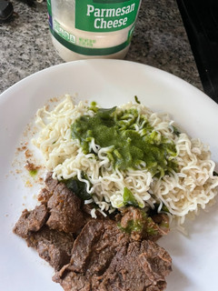Una foto de Fideos de Ramen con salsa pesto, acompañante de cualquier carne