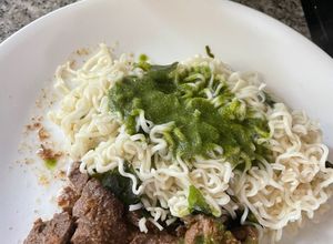 Una foto de Fideos de Ramen con salsa pesto, acompañante de cualquier carne