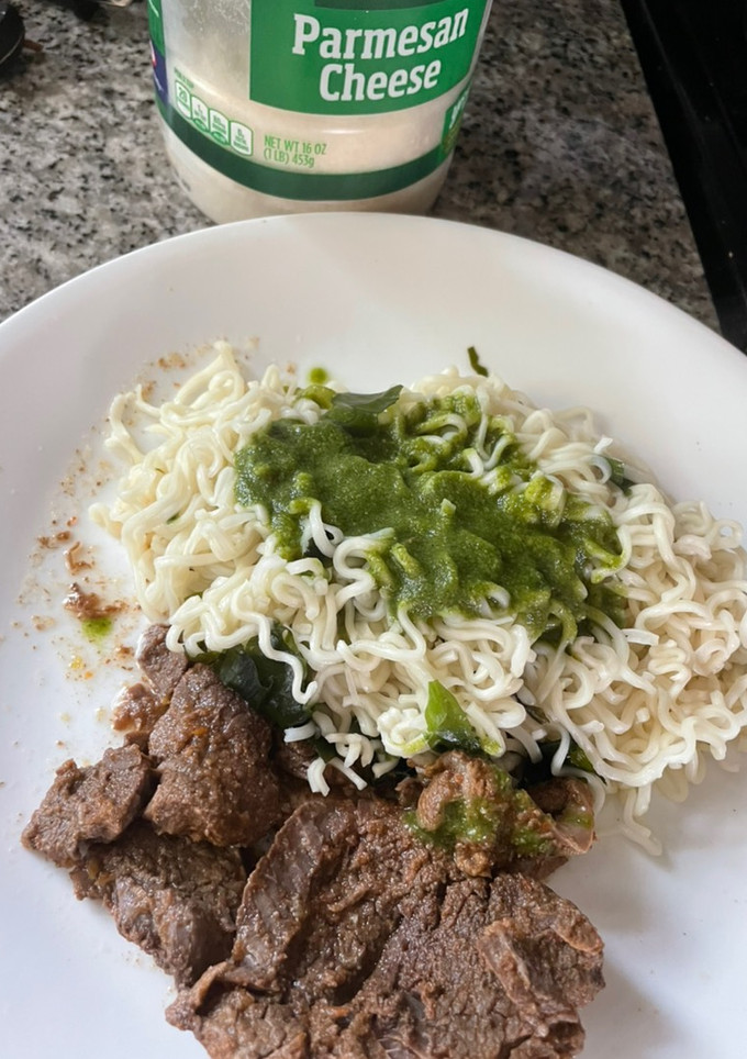 Una foto de Fideos de Ramen con salsa pesto, acompañante de cualquier carne