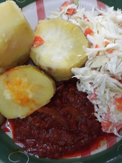 A picture of Sweet potatoes with coleslaw and tomato sauce.