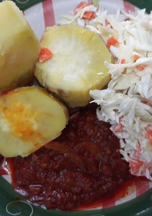 A picture of Sweet potatoes with coleslaw and tomato sauce.