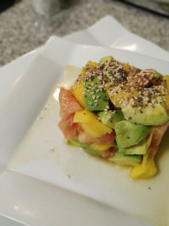 Una foto de Entrante: mango, aguacate, tomate