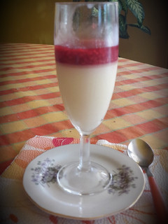 Málnás panna cotta recept fotója