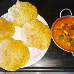 Palak Puri with yummy Allu-Mattar-paneer curry/ sabzi 😊 A picture of Palak Puri with yummy Allu-Mattar-paneer curry/ sabzi 😊.