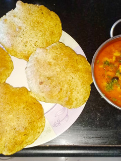 A picture of Palak Puri with yummy Allu-Mattar-paneer curry/ sabzi 😊.