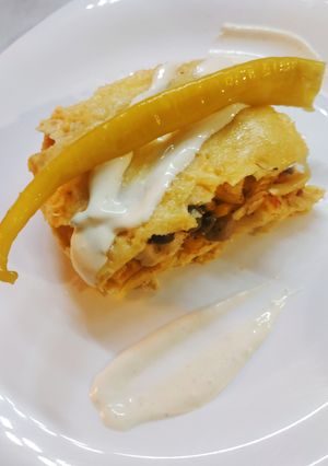 Tejszínes csirkeraguval töltött tortilla tekercsek, sütőben sütve recept fotója