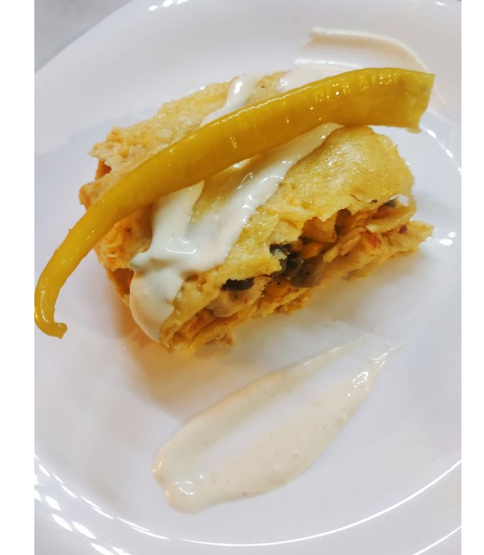Tejszínes csirkeraguval töltött tortilla tekercsek, sütőben sütve recept fotója