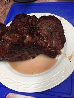 Una foto de Carne al horno y verduras asadas