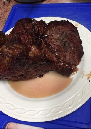 Una foto de Carne al horno y verduras asadas