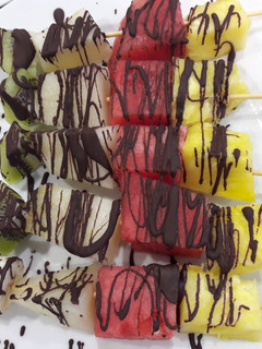 Una foto de Brochetas de frutas para cumple