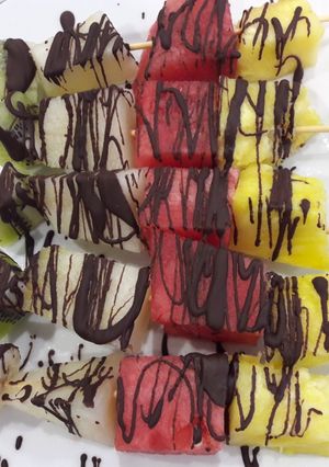 Una foto de Brochetas de frutas para cumple