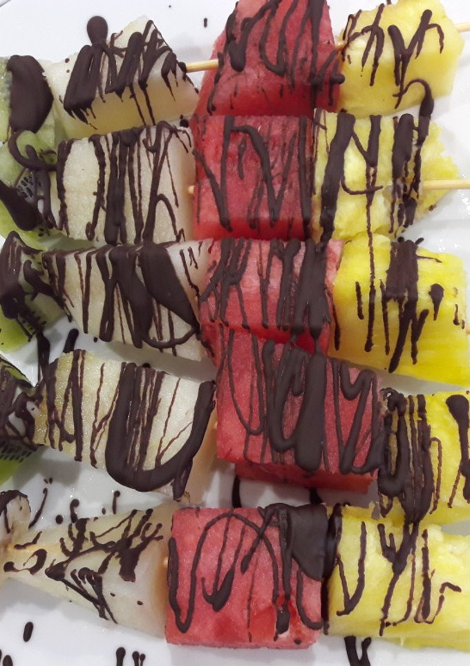 Una foto de Brochetas de frutas para cumple