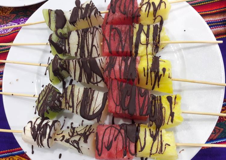 Brochetas de frutas para cumple