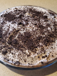 A picture of Oreo Pie with Chocolate Pudding.