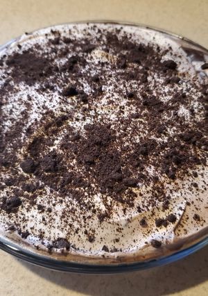 A picture of Oreo Pie with Chocolate Pudding.