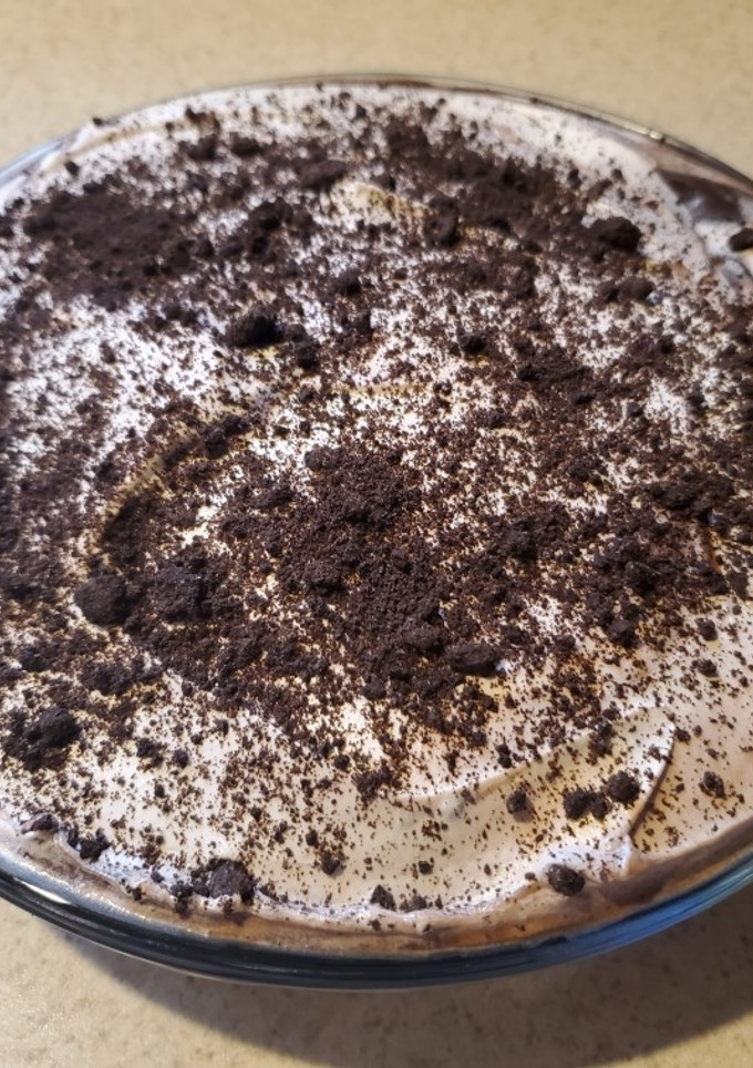 A picture of Oreo Pie with Chocolate Pudding.