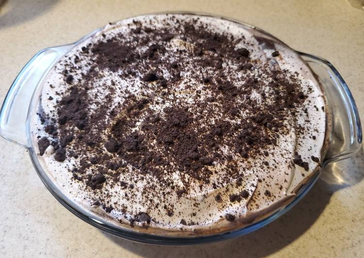 Simple Way to Prepare Favorite Oreo Pie with Chocolate Pudding