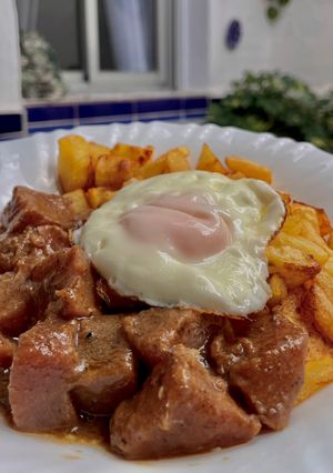 Una foto de Atún trufado con patatas y huevo