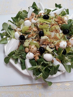 Una foto de Ensaladas con queso mozzarella y frutos secos