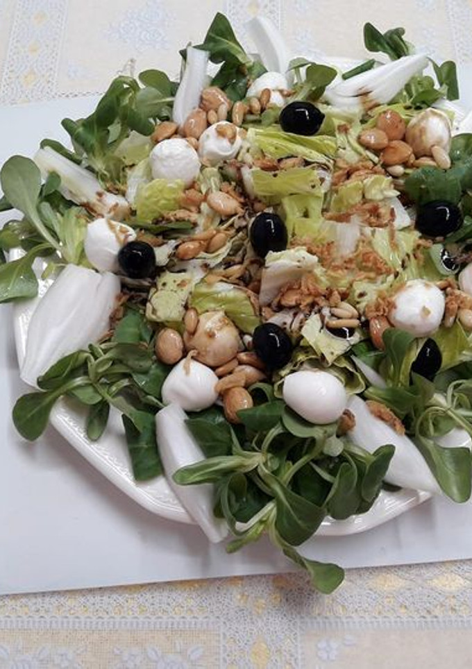 Una foto de Ensaladas con queso mozzarella y frutos secos