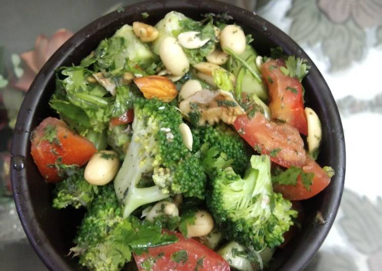 Broccoli and nuts salad