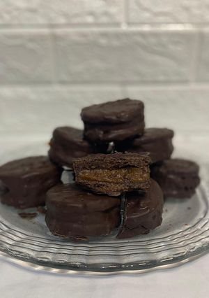 Una foto de Alfajores bajoneros tipo rasta 🍫