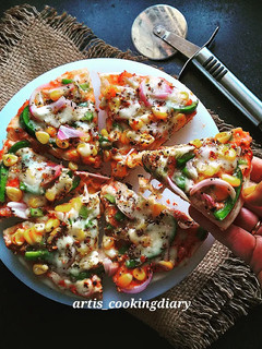 वेज पिज़्ज़ा (veg pizza recipe in Hindi) रेसिपी मुख्य फोटो