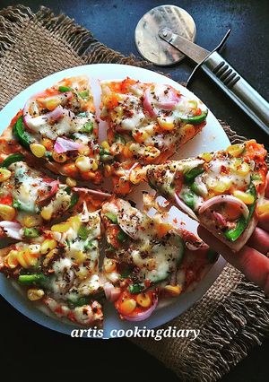 वेज पिज़्ज़ा (veg pizza recipe in Hindi) रेसिपी मुख्य फोटो