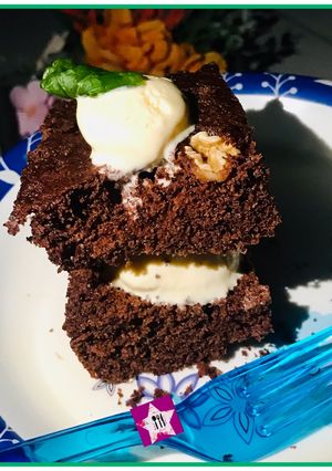 A picture of Microwave decadent walnuts brownie cake.