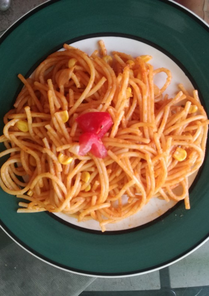 Una foto de Spaghetti rojo con elote