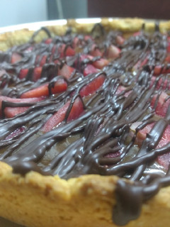Una foto de Tarta de dulce de leche y frutillas