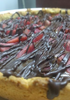 Una foto de Tarta de dulce de leche y frutillas