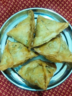 समोसे (samose recipe in Hindi) रेसिपी मुख्य फोटो