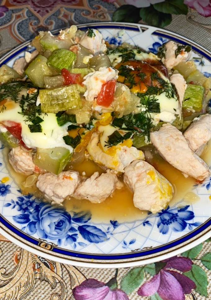Яйця запечені із куркою та овочами