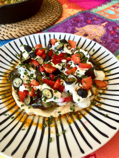 Una foto de Berenjena asada con hummus, yogur y aceite picante #Ottolenghi