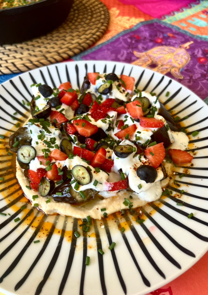 Una foto de Berenjena asada con hummus, yogur y aceite picante #Ottolenghi