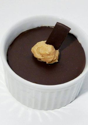 Una foto de Cheesecake de maní y chocolate