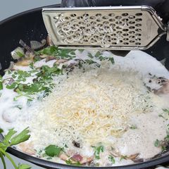 A picture of Alfredo Pasta with Mushrooms and Cream.