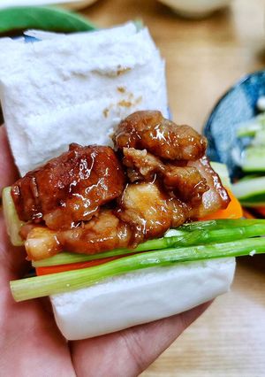 Hình của món Bánh bao kẹp thịt rim.