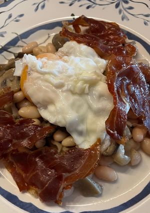 Foto principal de Ensalada de Alubias templadas con setas al vino blanco, crujiente de jamón y huevo poche !!!