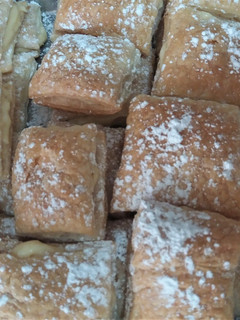 Una foto de Miguelitos rellenos de crema pastelera